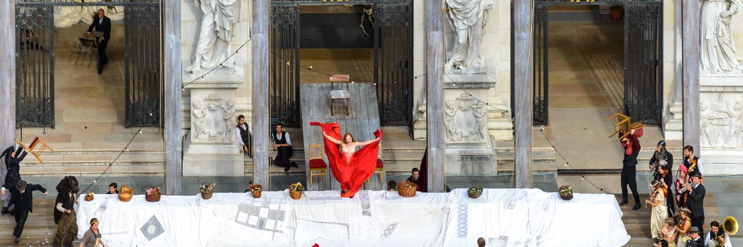 Jedermann, Salzburger Festspiele 2015 | © Tourismus Salzburg Jedermann von Hugo von Hofmannsthal, Salzburger Festspiele 2015, Hintergrund: Salzburger Dom | © Tourismus Salzburg