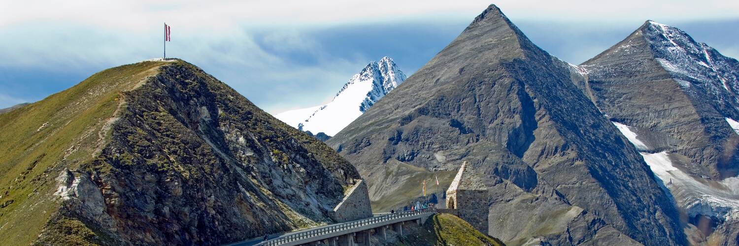 Großglockner Hochalpenstraße | © Großglockner Hochalpenstraßen AG Großglockner Hochalpenstraße mit Gedenkstätte des berühmten Architekten Clemens Holzmeister beim Fuscher Törl. | © Großglockner Hochalpenstraßen AG